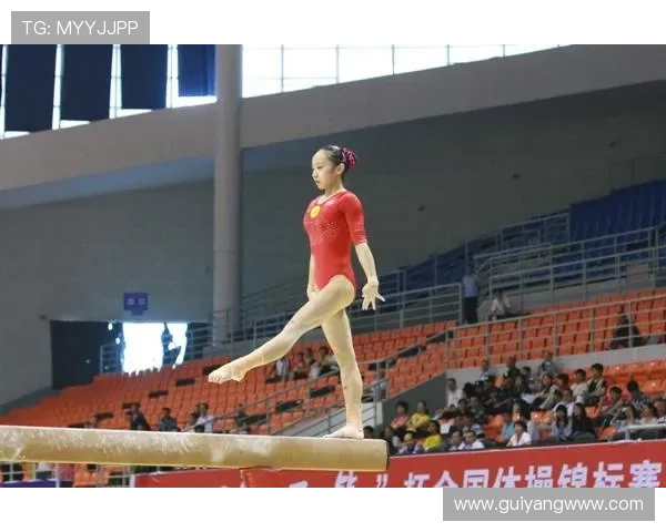 体操赛场平衡木上的极致稳定性