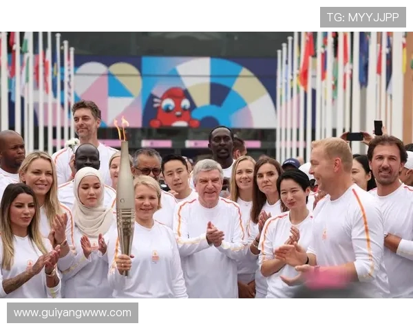 体操队在巴黎奥运村合影